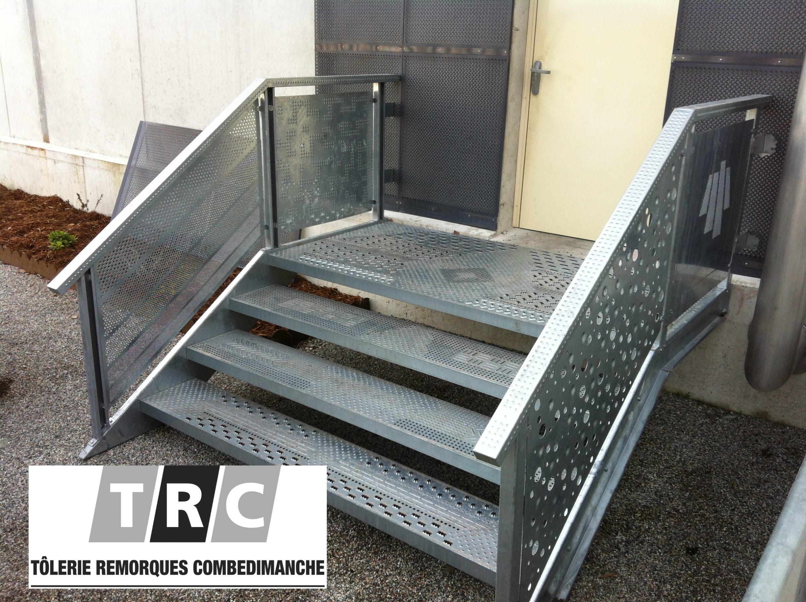 ESCALIER METALLIQUE ANTIDERAPANT TRC