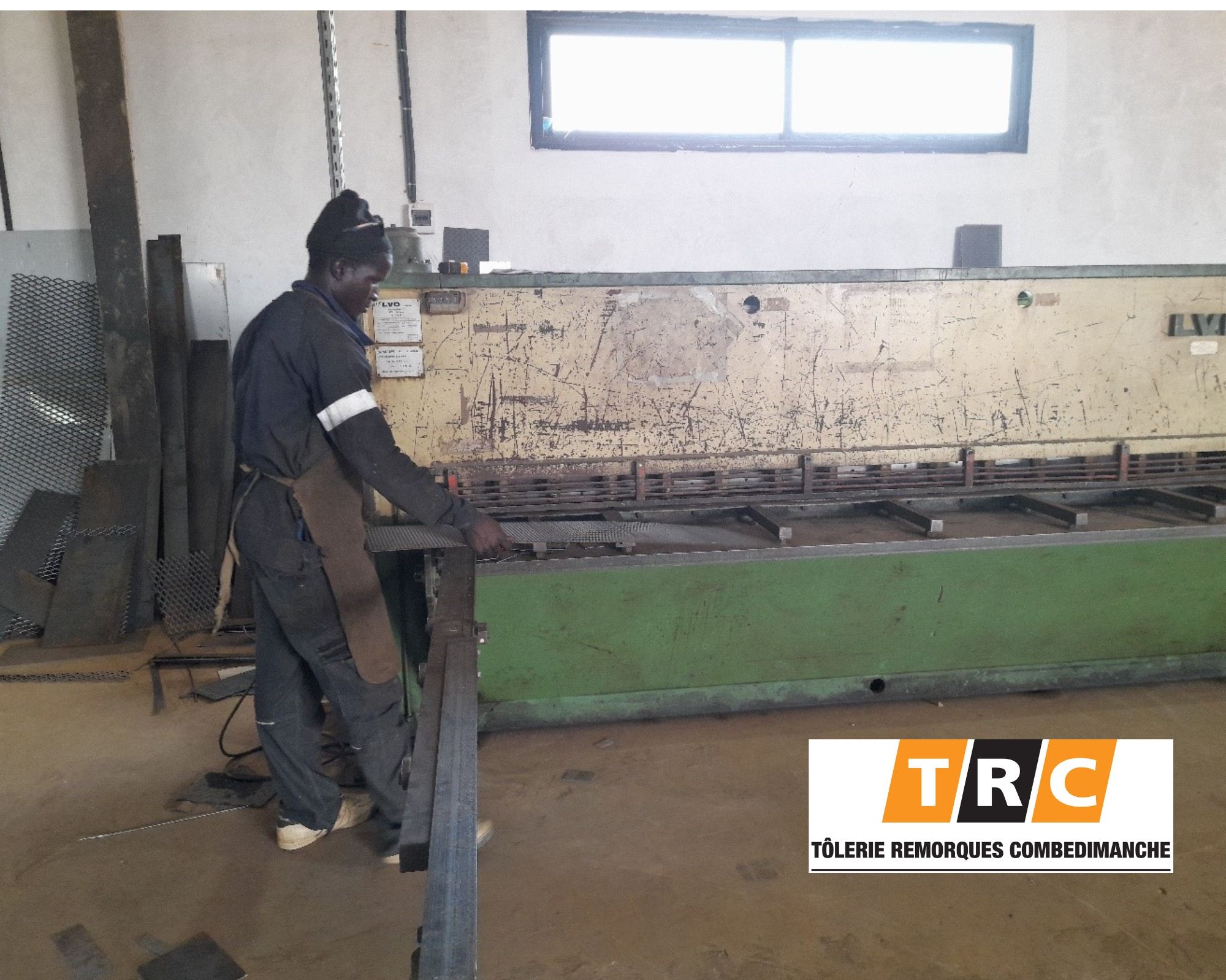 Decoupe de tole avec cisaille a sindia